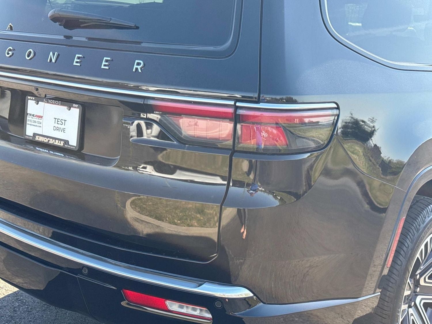 2023 Jeep Wagoneer Base