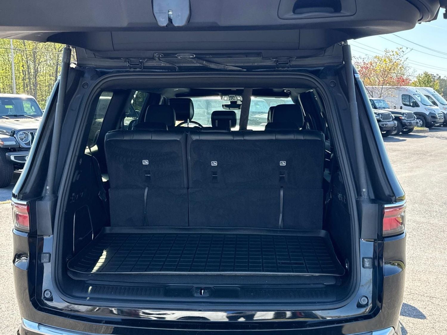 2023 Jeep Wagoneer Base