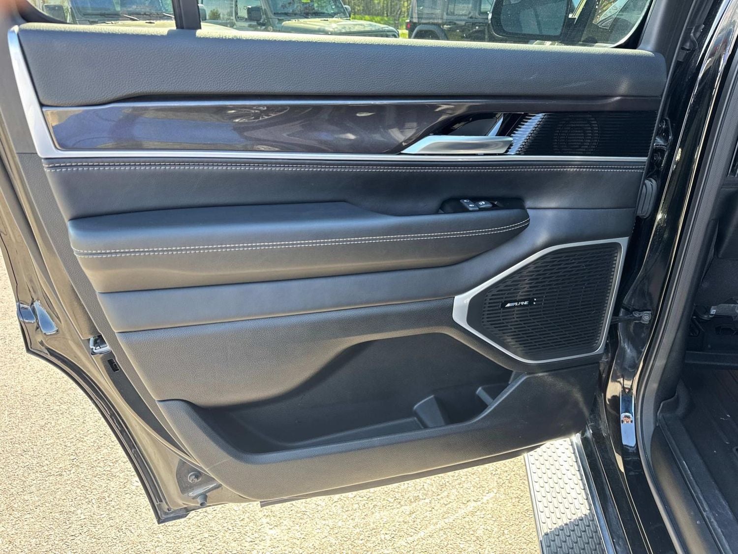 2023 Jeep Wagoneer Base