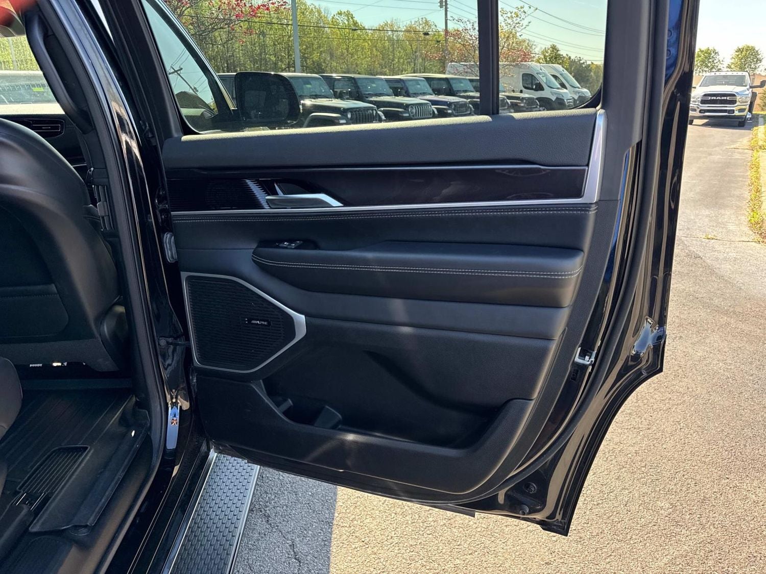 2023 Jeep Wagoneer Base