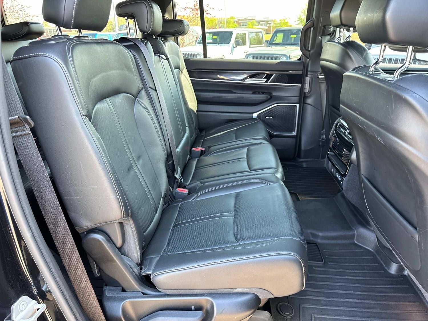 2023 Jeep Wagoneer Base