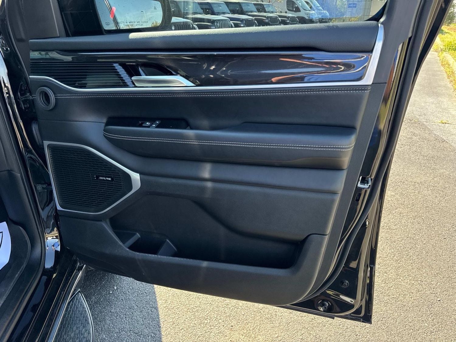 2023 Jeep Wagoneer Base