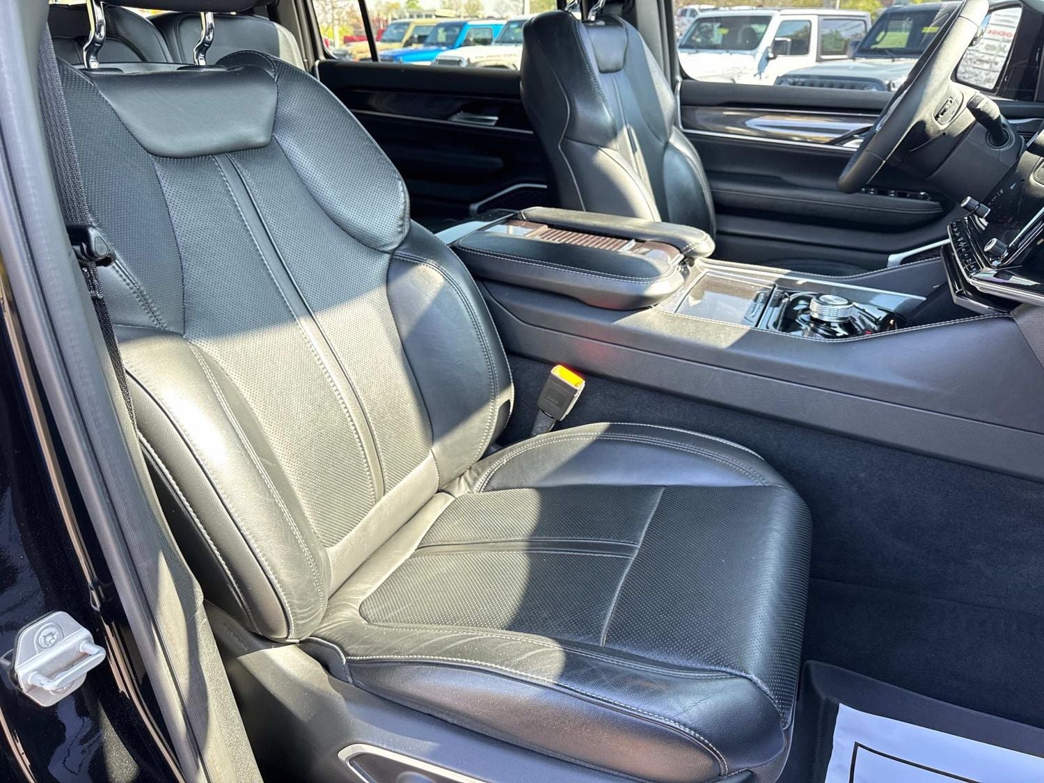 2023 Jeep Wagoneer Base