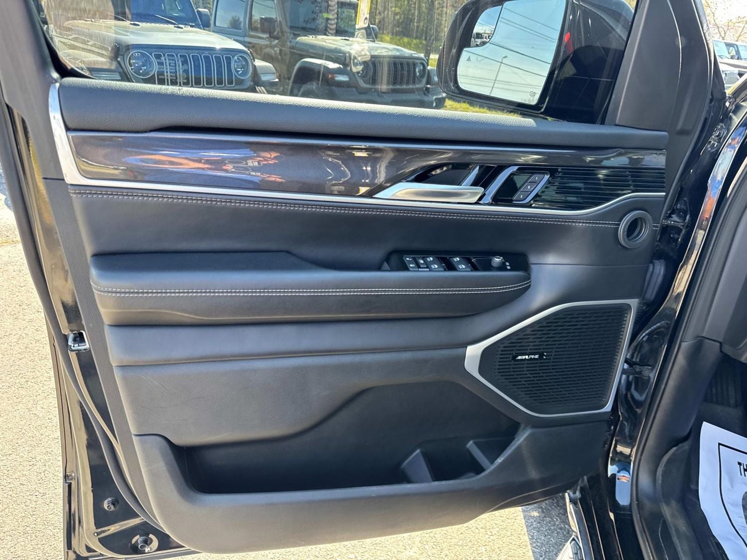 2023 Jeep Wagoneer Base