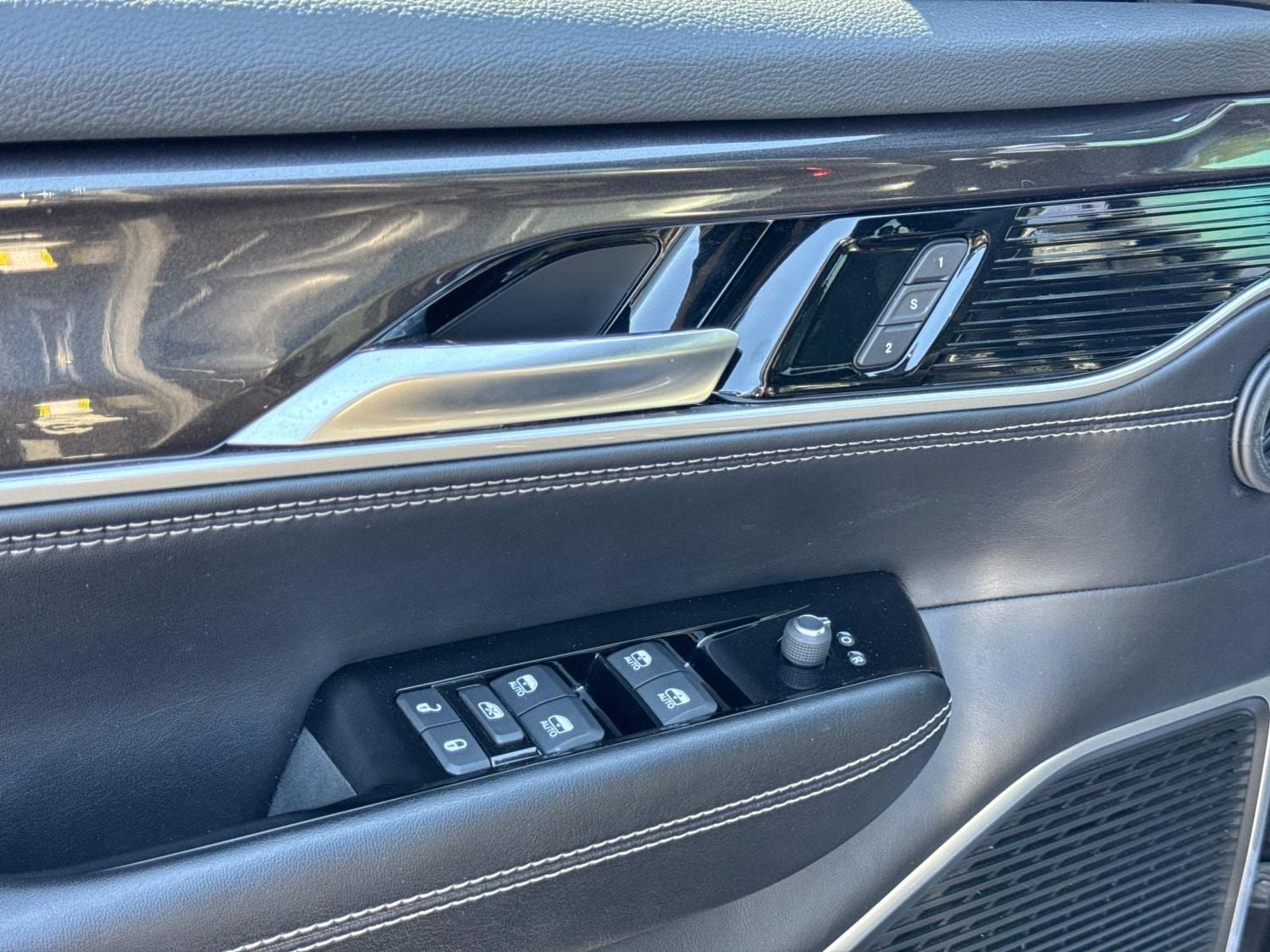 2023 Jeep Wagoneer Base