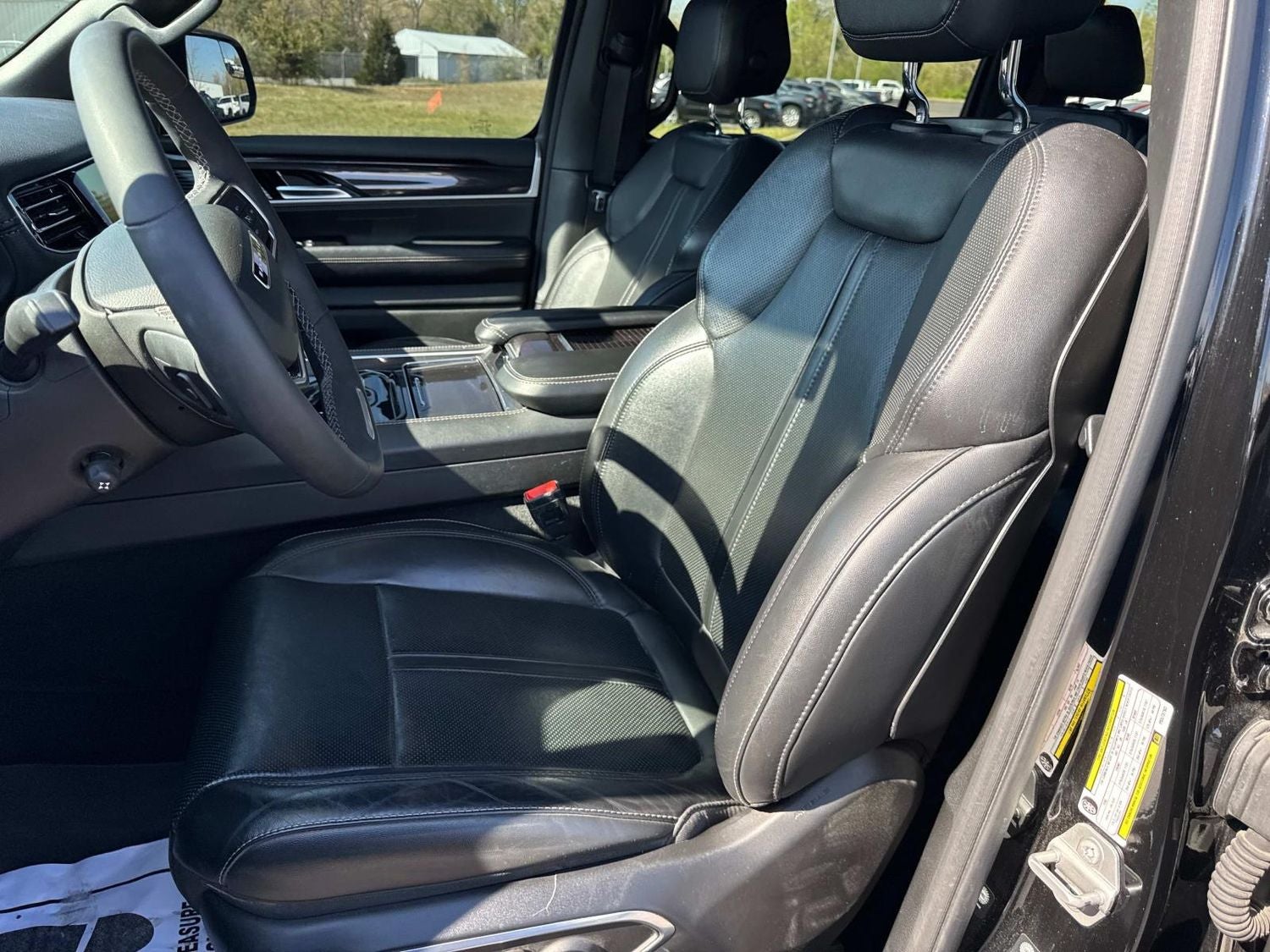 2023 Jeep Wagoneer Base