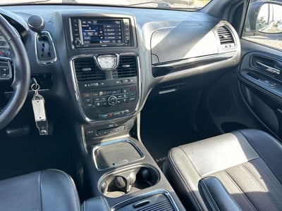 2016 Chrysler Town & Country S