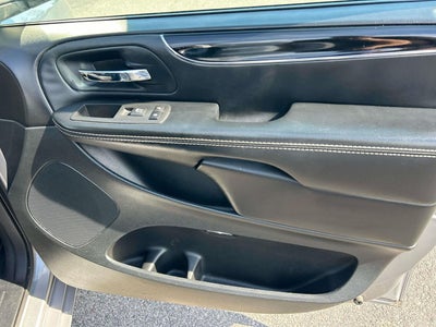 2016 Chrysler Town & Country S