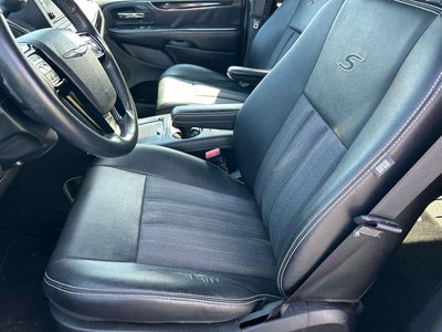 2016 Chrysler Town & Country S