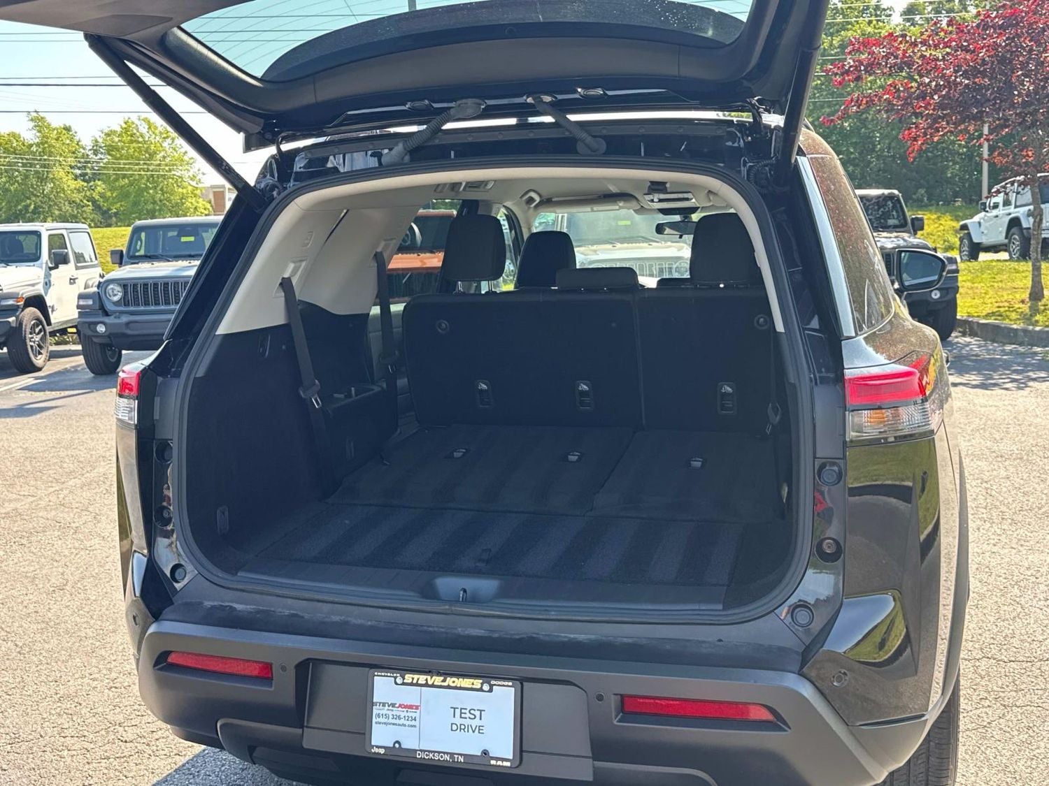 2025 Nissan Pathfinder SV