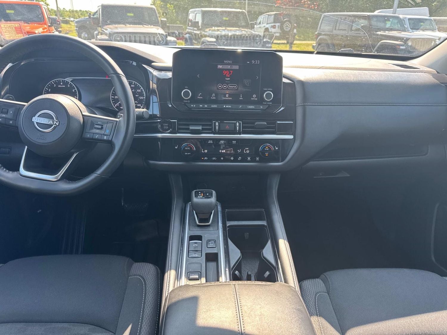 2025 Nissan Pathfinder SV