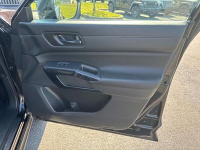 2025 Nissan Pathfinder SV