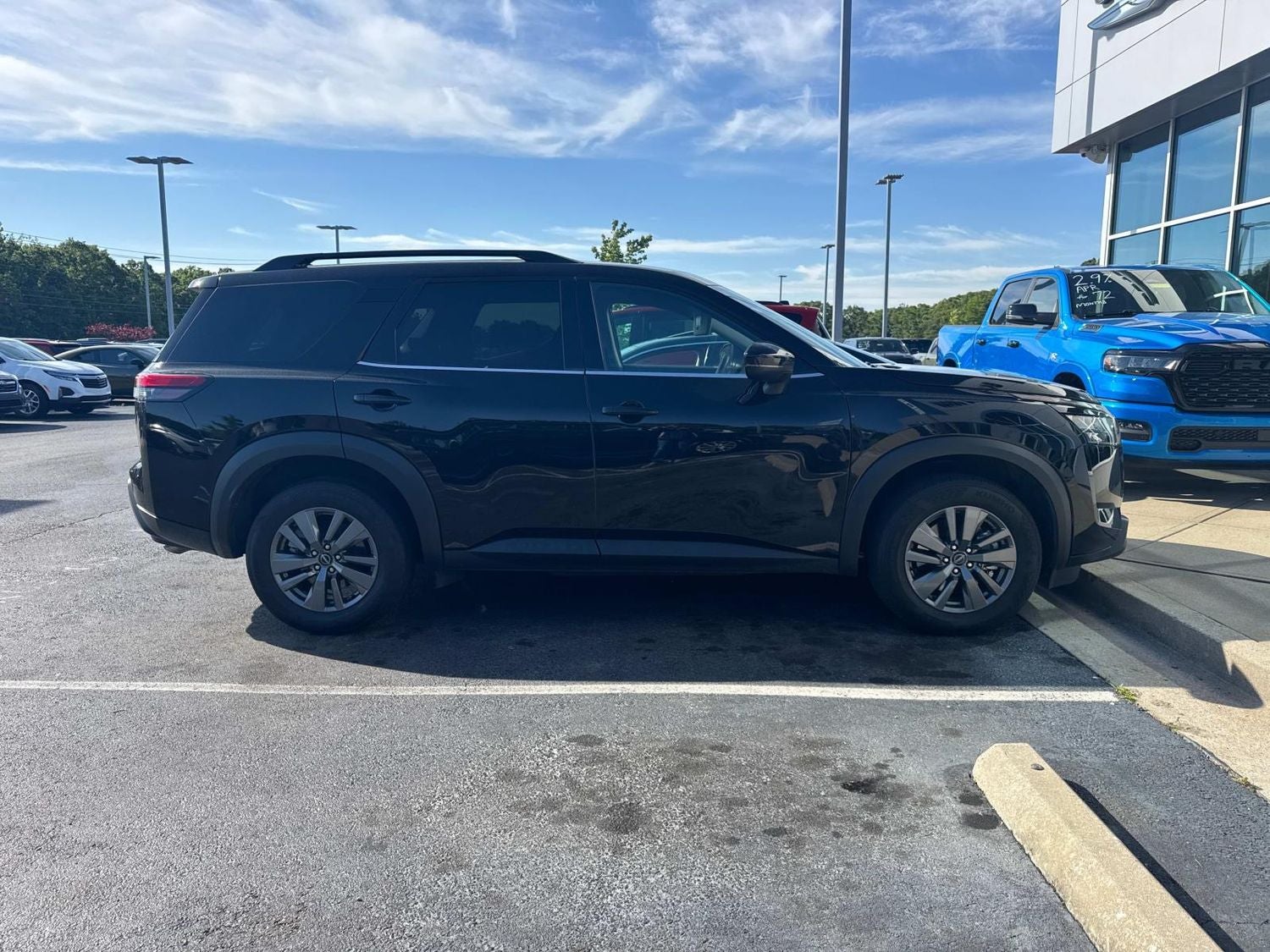 2025 Nissan Pathfinder SV
