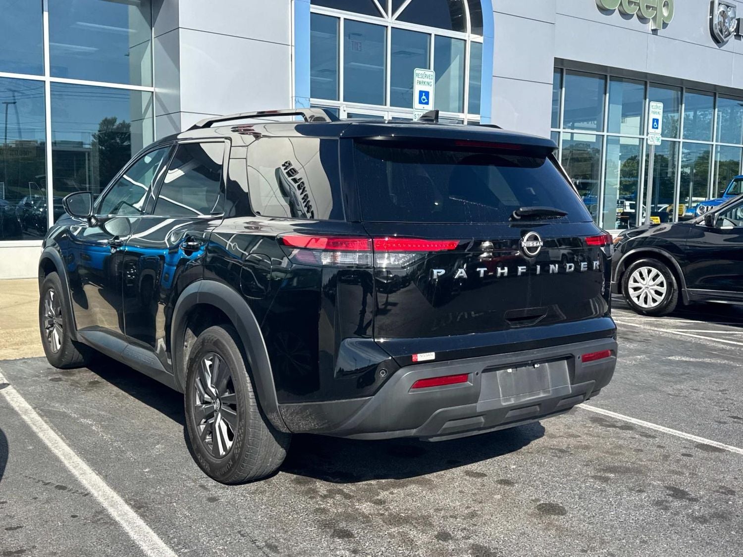 2025 Nissan Pathfinder SV