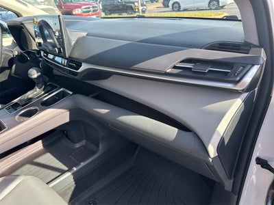 2021 Toyota Sienna XLE 8 Passenger